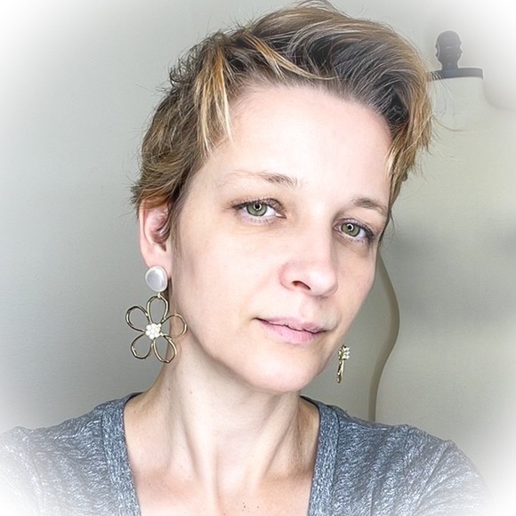 💕Beautiful Gold Tone Flower Faux Pearl Fashion Earrings💕 - Picture 4 of 8